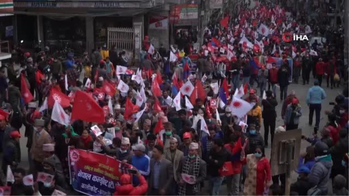 Nepal\'de hükümet destekçilerinden davullu gösteri