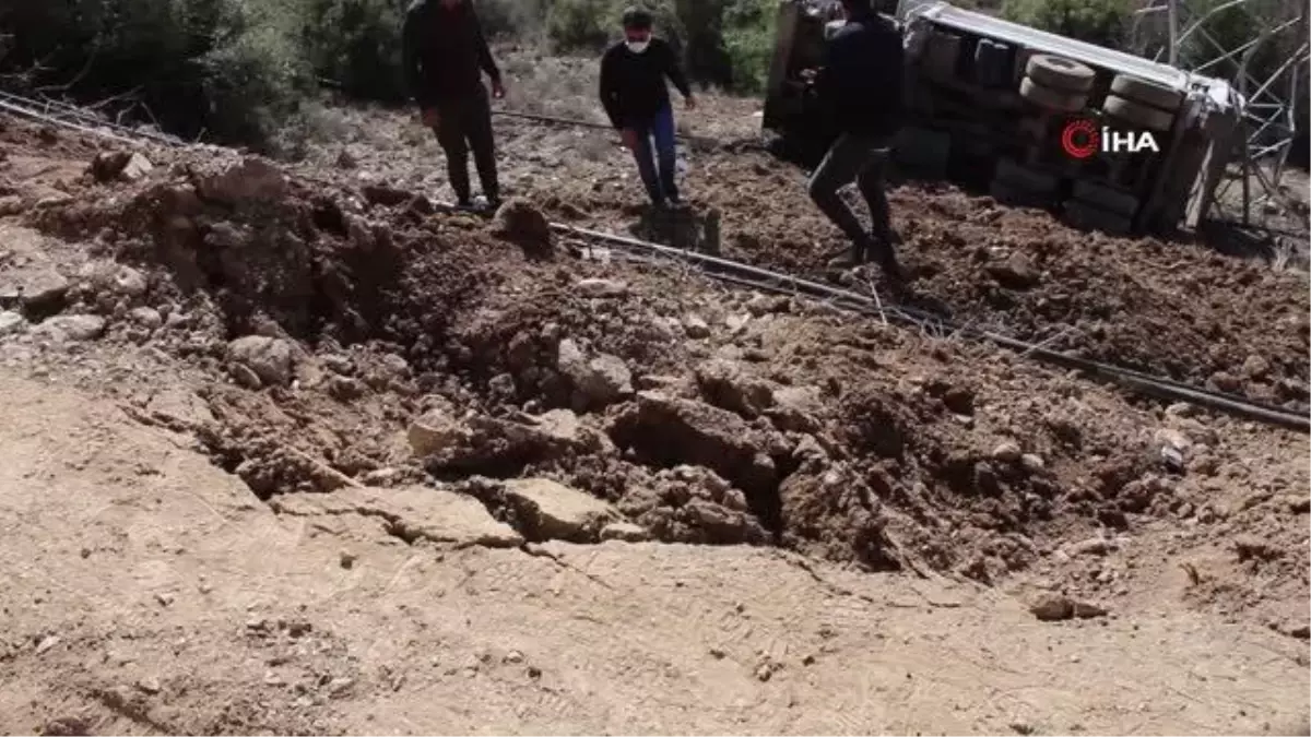 Son dakika haber... Uçurumdan yuvarlanan kamyon yüksek gerilim direğine çarparak durabildi