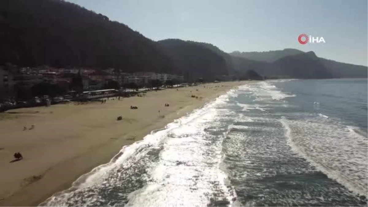 Vatandaşlar Şubat ayında sıcak havada sahillere akın etti