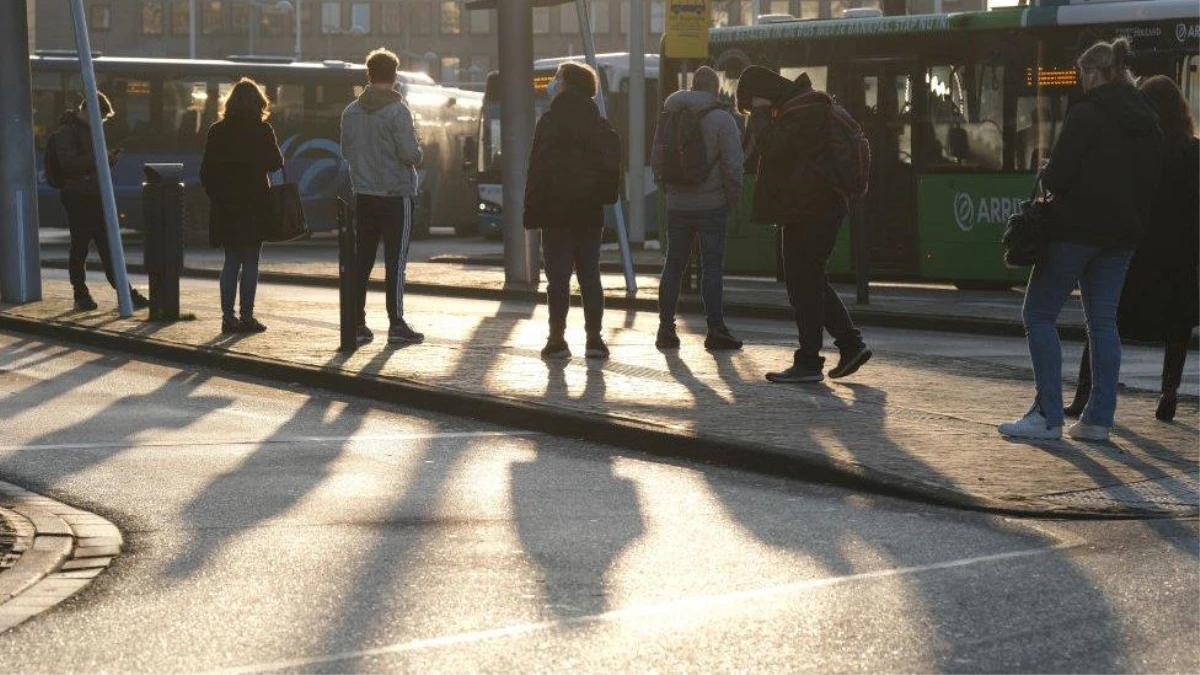 Belçikalı \'uyuşturucu turistleri\' seyahat kısıtlamalarını belediye otobüsü ile aşıyor