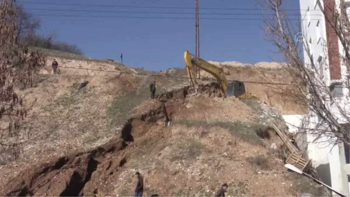 KAHRAMANMARAŞ - Su borusunun patlaması sonucu kayan toprak, yolda ulaşımı aksattı