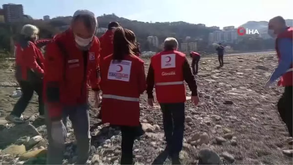 Kızılay\'ın farkındalık projesinde 150 gönüllü genç sahili temizledi