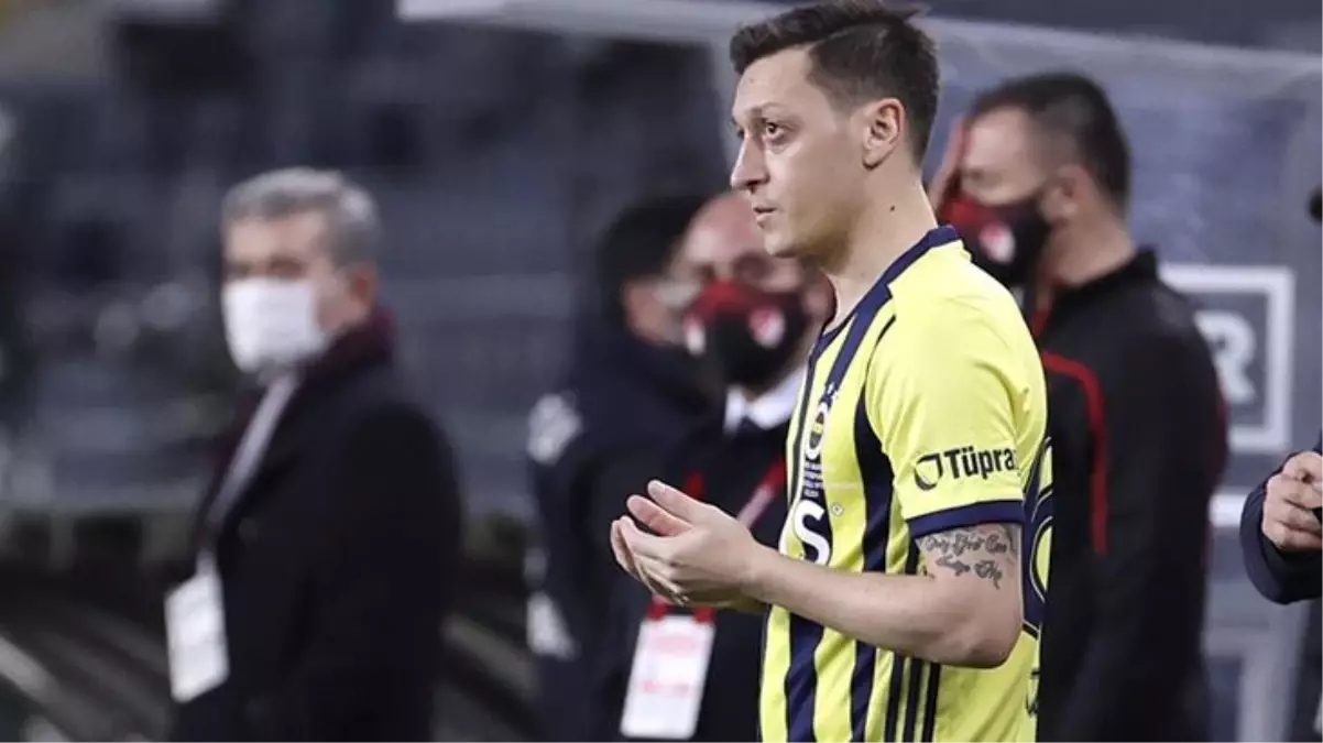 Mesut Özil\'in ilk derbi heyecanı! Oyuna dua ederek girdi