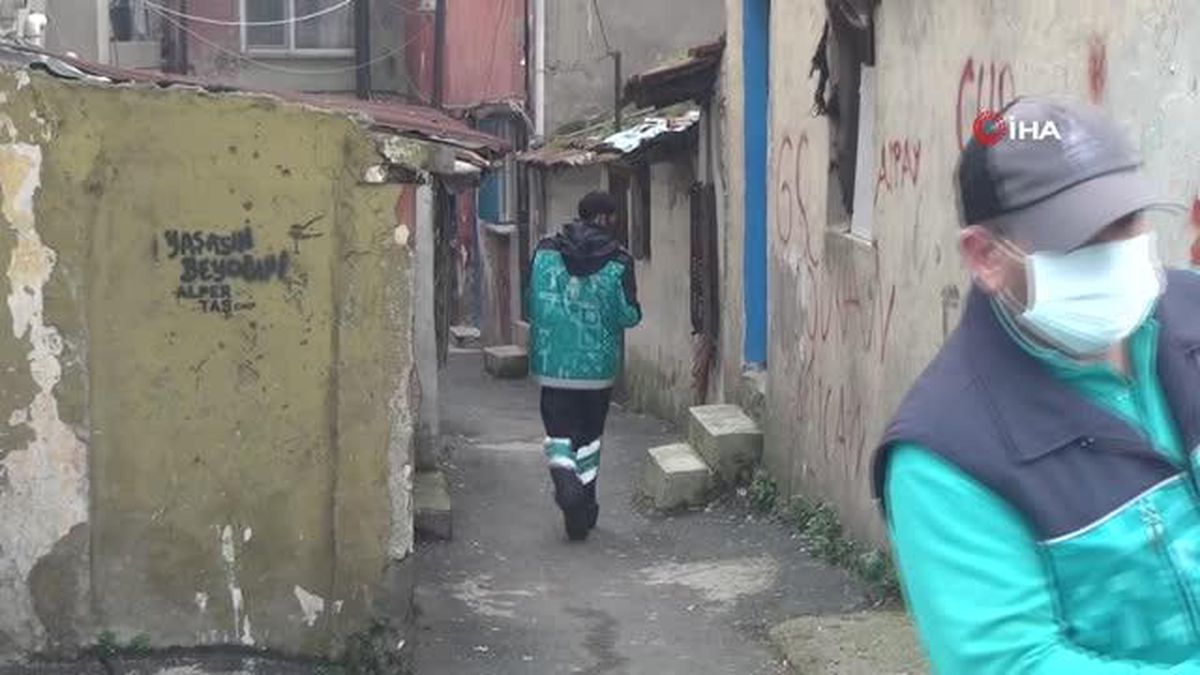 Metruk evi çöple doldurdu, zabıta ekipleri böyle temizledi