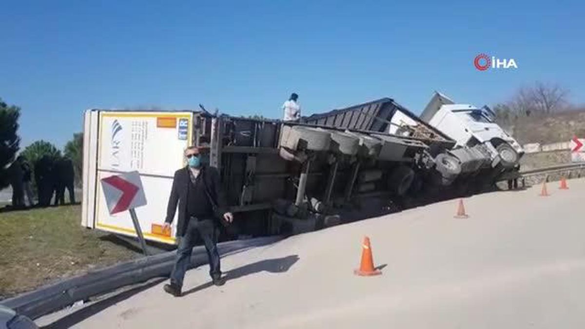 Virajı alamayan tır yan yattı