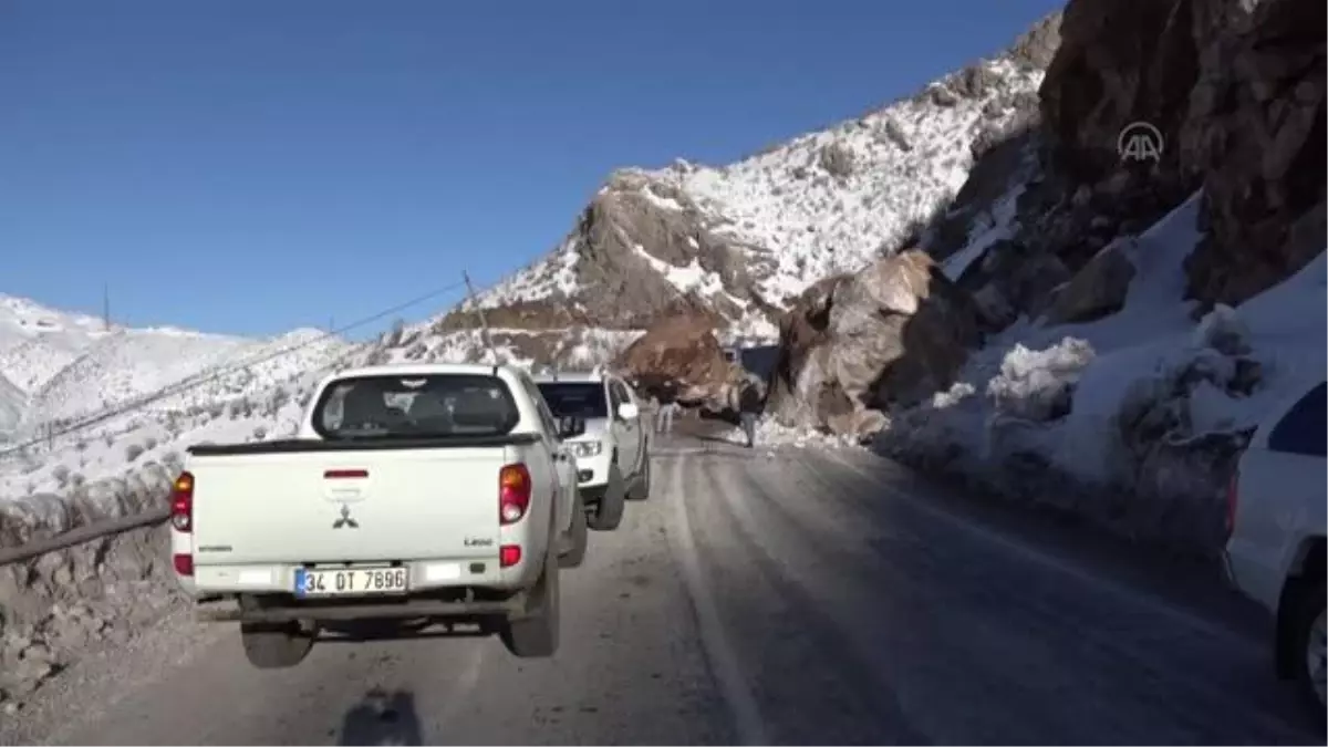 Dağdan kopan kaya parçaları nedeniyle Şemdinli-Yüksekova yolu kapandı