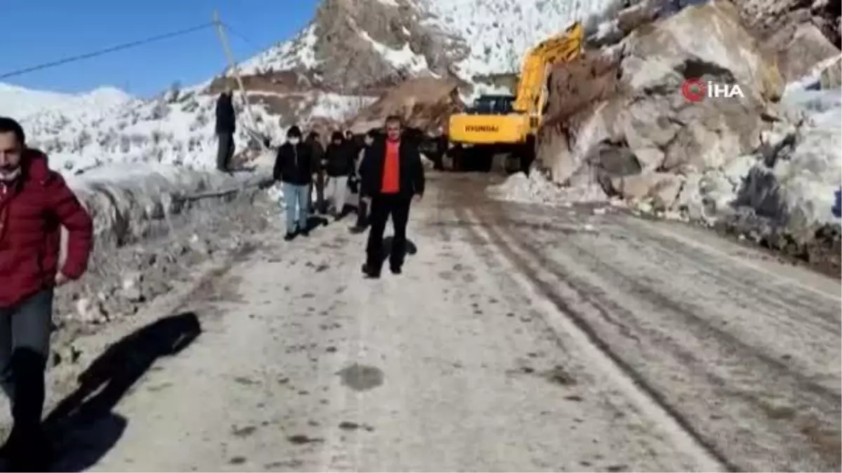 Dağdan kopan kayalar Şemdinli yolunu ulaşıma kapattı