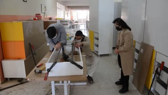 Engelli öğrenciler yaptıkları masa ve sıralarla okulların çehresini değiştiriyor