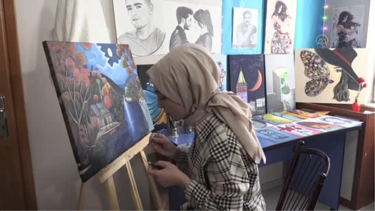 Muşlu genç kız, atölyeye dönüştürdüğü odasında yaptığı resimlerle dikkati çekiyor
