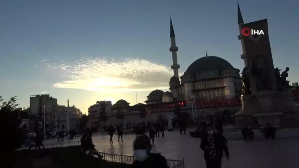 Taksim\'de gün batımı manzarası hayran bıraktı