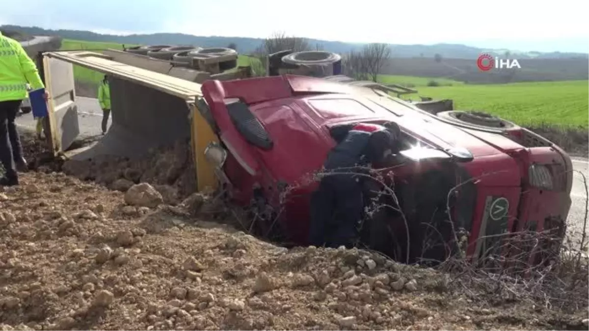 Virajı alamayan çakıl yüklü kamyon devrildi: 1 yaralı