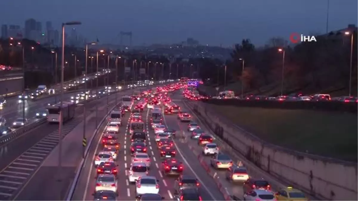 56 saatlik kısıtlama sonrası 15 Temmuz Şehitler Köprüsü\'nde trafik yoğunluğu