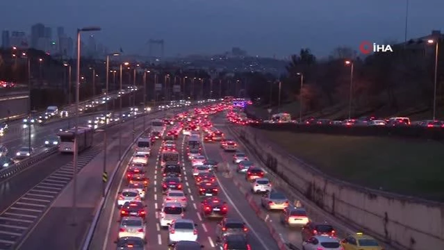 56 saatlik kısıtlama sonrası 15 Temmuz Şehitler Köprüsü'nde trafik yoğunluğu