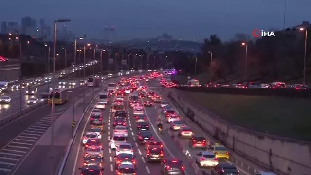 56 saatlik kısıtlama sonrası 15 Temmuz Şehitler Köprüsü'nde trafik yoğunluğu