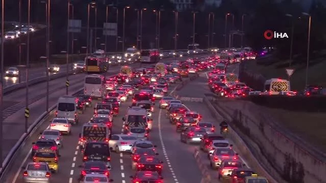 56 saatlik kısıtlama sonrası 15 Temmuz Şehitler Köprüsü'nde trafik yoğunluğu