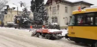 Almanya'da buzlanma nedeniyle yüzlerce araç yolda kaldı