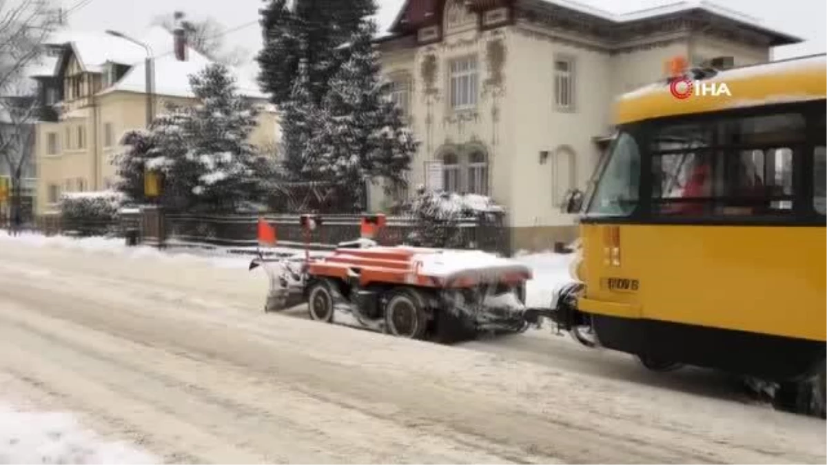 Almanya\'da buzlanma nedeniyle yüzlerce araç yolda kaldı