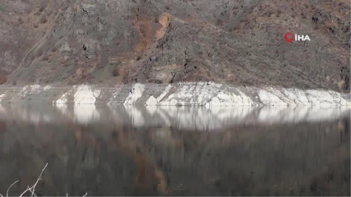 Ayvalı Barajında suyun kirecinden oluşan ilginç figürler ilgi odağı oldu