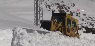 Baba ve oğlu dozer üstünde karla kapanan yolları açıyor