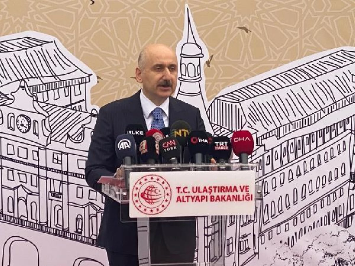Ulaştırma ve Altyapı Bakanı Adil Karaismailoğlu, tarihi Haydarpaşa Garı\'ndaki çalışmaları inceledi
