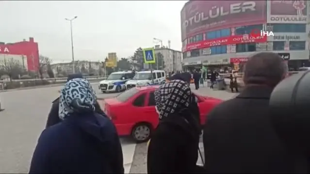 Başkent'te mağaza açılışı sosyal mesafeyi unutturdu