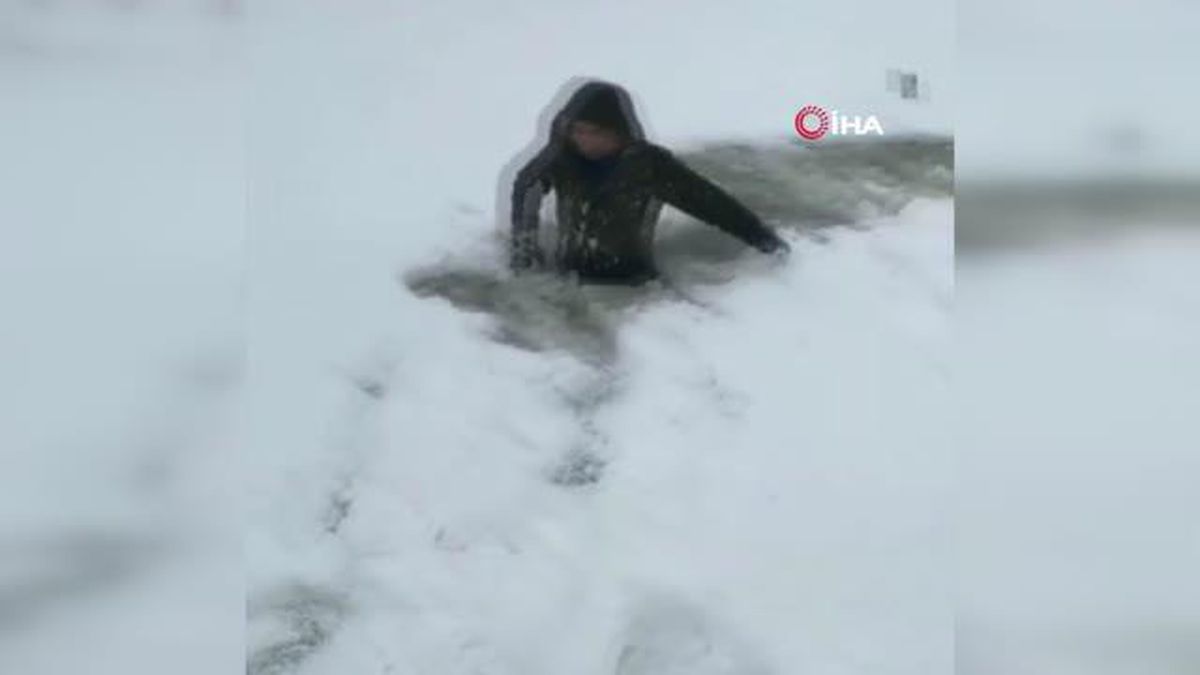Buz tutan gölete düşen adam son anda kurtuldu