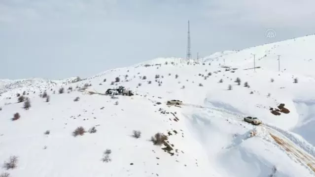 DİYARBAKIR - Sağlık çalışanları karlı yolları aşarak vatandaşlara Kovid-19 aşısı ulaştırıyor (1)