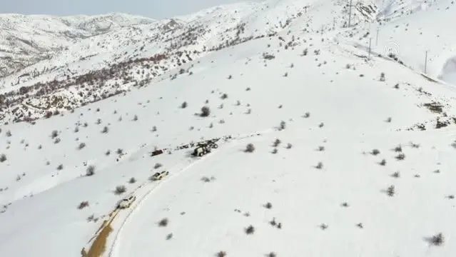 DİYARBAKIR - Sağlık çalışanları karlı yolları aşarak vatandaşlara Kovid-19 aşısı ulaştırıyor (1)