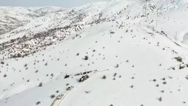 DİYARBAKIR - Sağlık çalışanları karlı yolları aşarak vatandaşlara Kovid-19 aşısı ulaştırıyor (1)