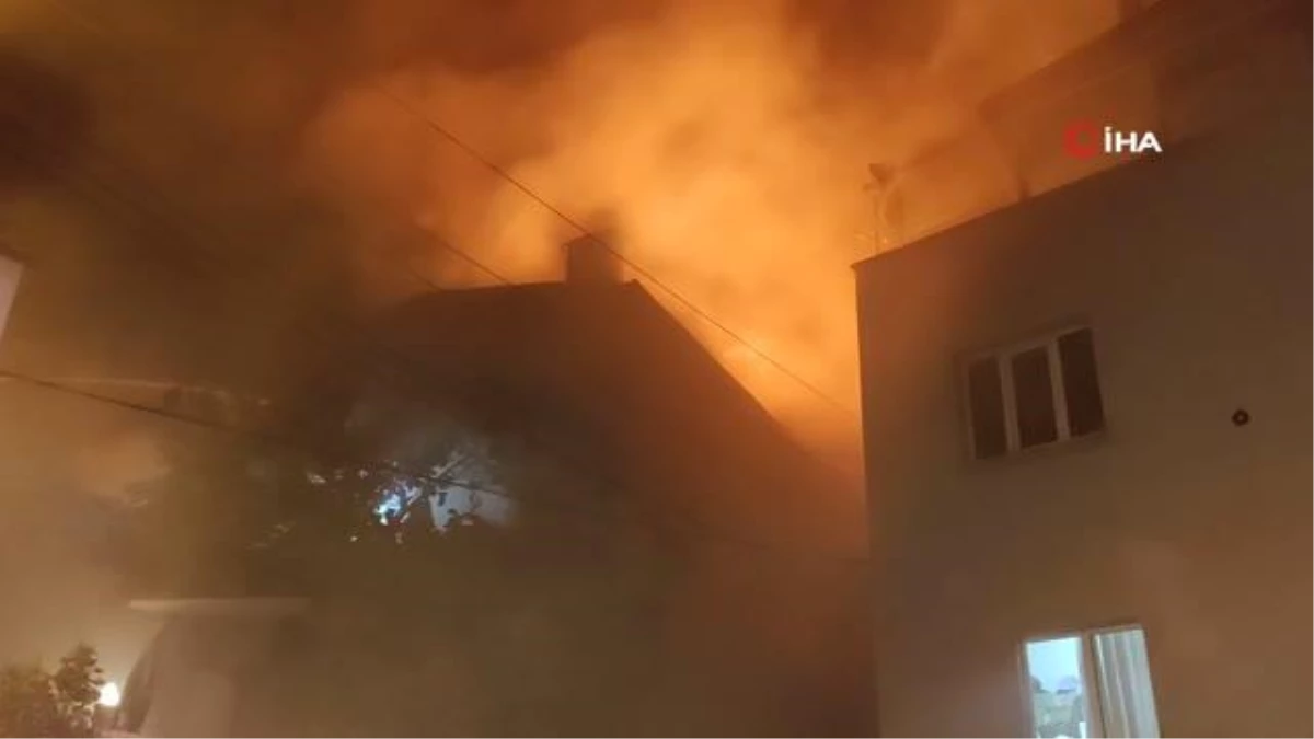 Eski evleriyle ünlü Hacıfeyzullah Mahallesi\'nde 2 ev alev alev yandı