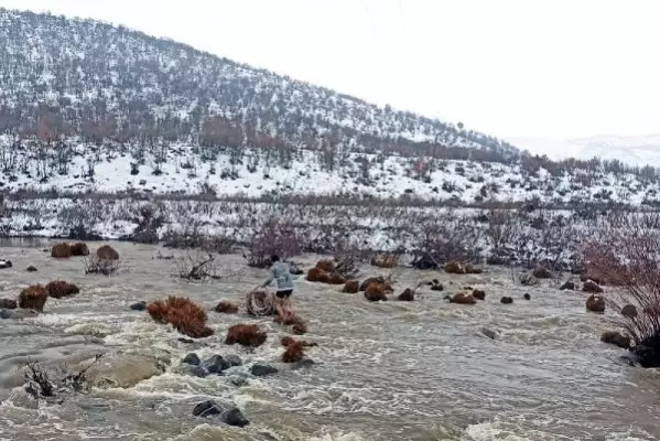 DİYARBAKIR - Kar ve fırtınada hasar gören elektrik şebekesi ekiplerin zorlu çalışması ile onarıldı