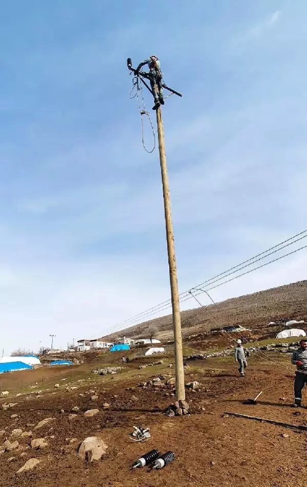 DİYARBAKIR - Kar ve fırtınada hasar gören elektrik şebekesi ekiplerin zorlu çalışması ile onarıldı