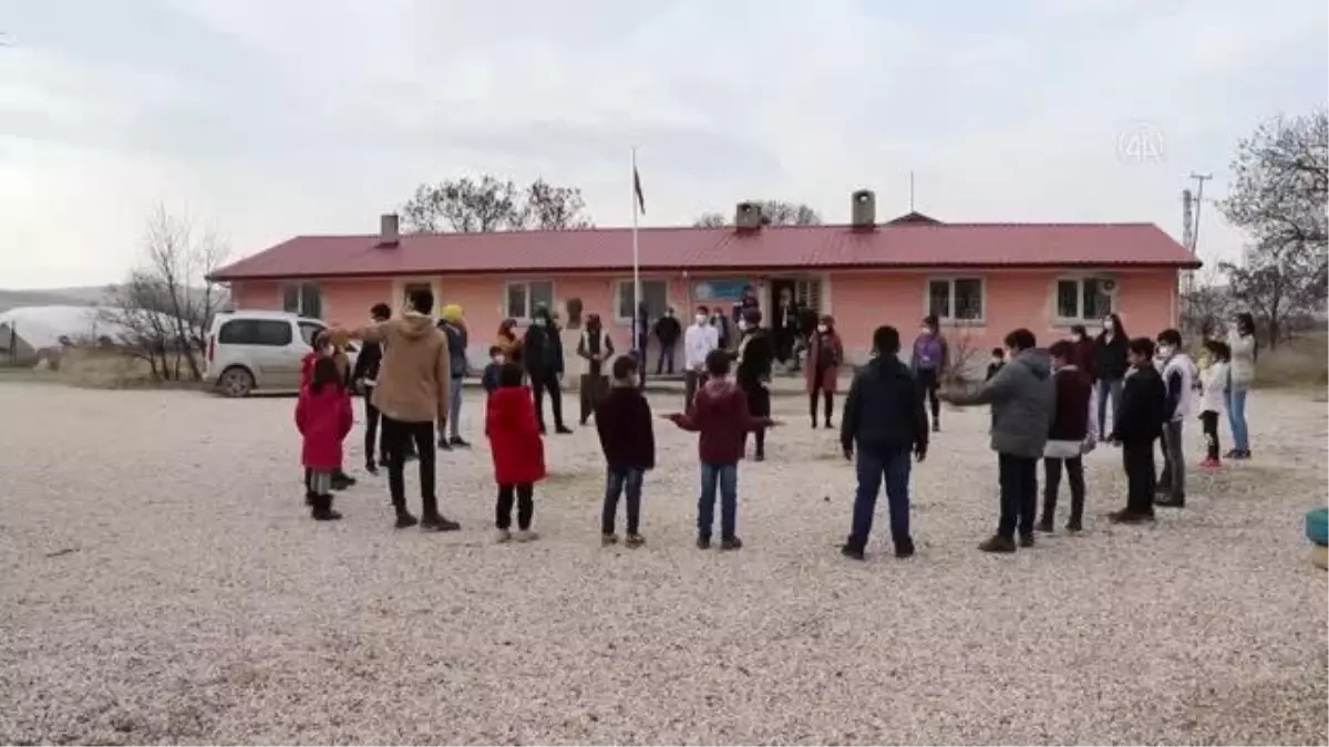 Gönüllü gençler köy okullarını yüz yüze eğitime hazırlıyor