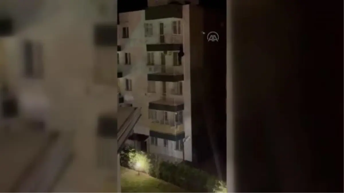 Hırsızlık şüphelisi, ağır hasarlı binanın beşinci katından balkon parmaklıklarına tutunarak indi