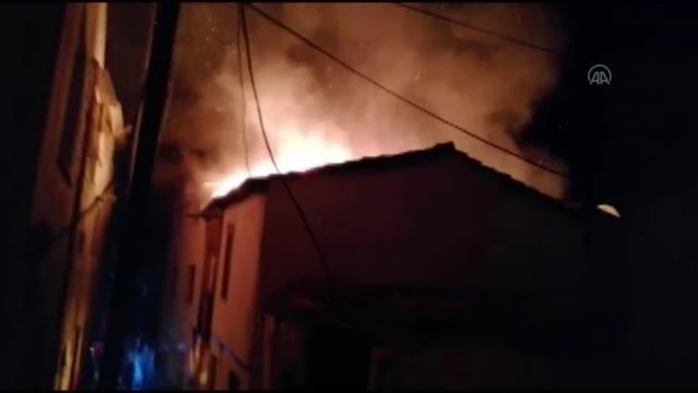 İki ev yanarak kullanılamaz hale geldi