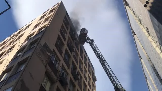 Son dakika haber: İş merkezinde çıkan yangında mahsur kalan kadını itfaiye ekipleri kurtardı