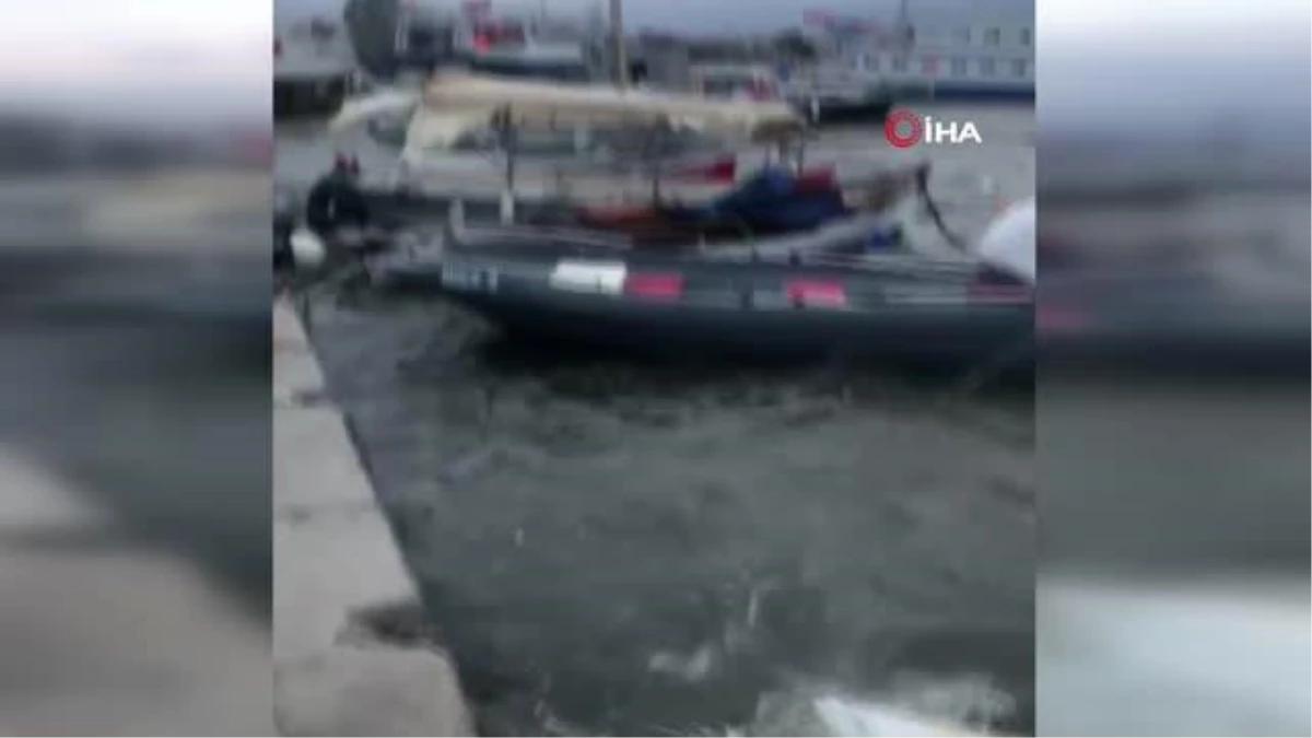 İzmir\'de etkili olan fırtına nedeniyle deniz taştı, tekneler battı