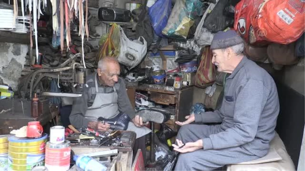 Kerkük\'te 85 yaşındaki ayakkabı ustası, 60 yıldır mesleğini tutkuyla yapıyor