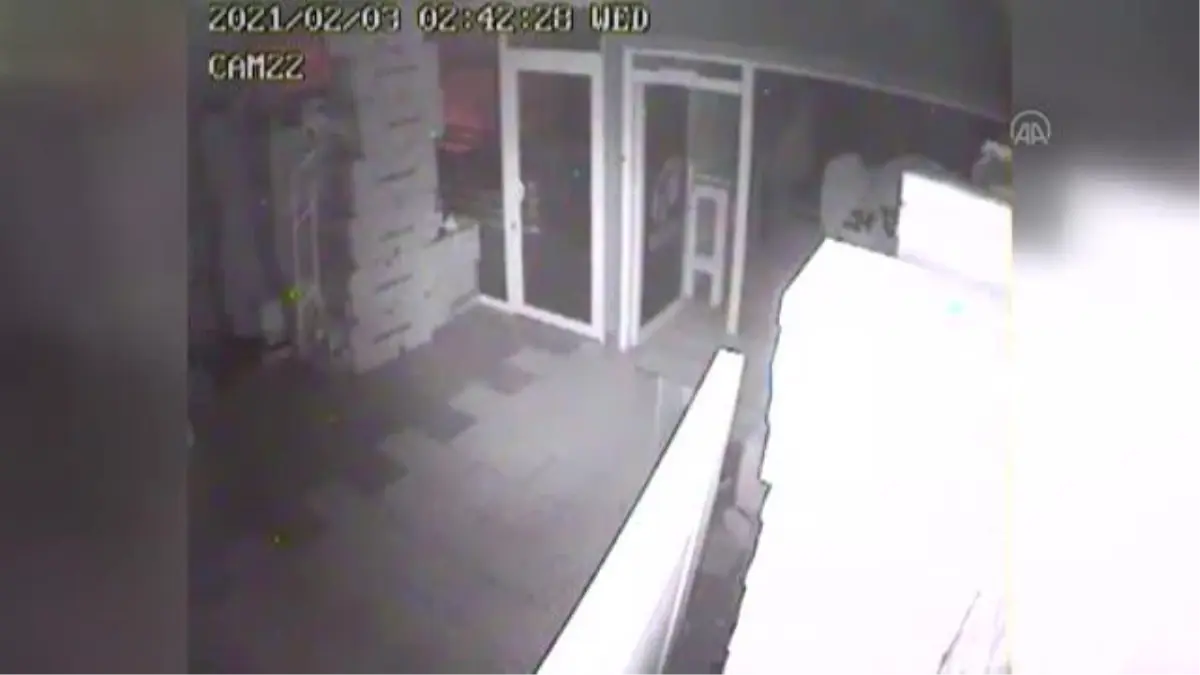 Mağazadan hırsızlık anı güvenlik kamerasınca kaydedildi