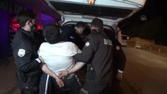 Son dakika haberi | İzmir'de otomobiliyle polis aracına çarparak kaçan alkollü sürücü kovalamaca sonucu yakalandı