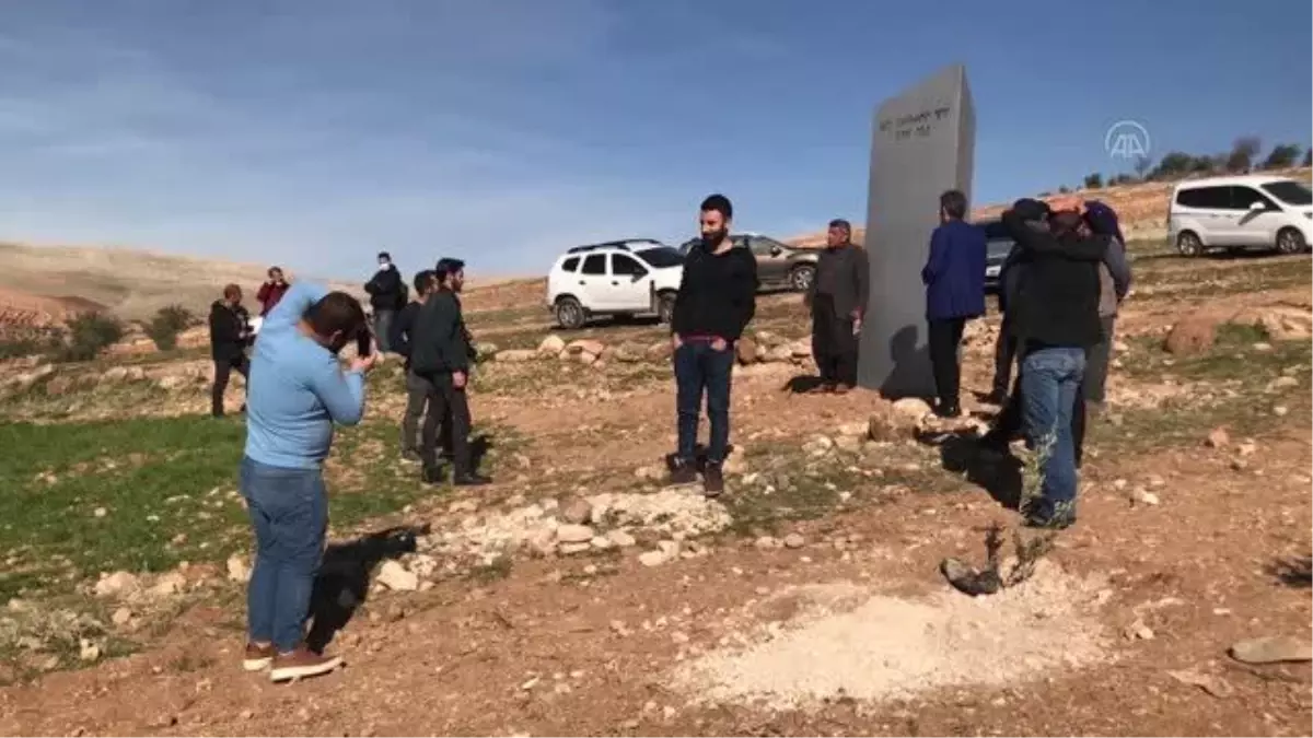 ŞANLIURFA - Göbeklitepe yakınlarındaki toprağa saplı bulunan metal blokla ilgili araştırmalar sürüyor