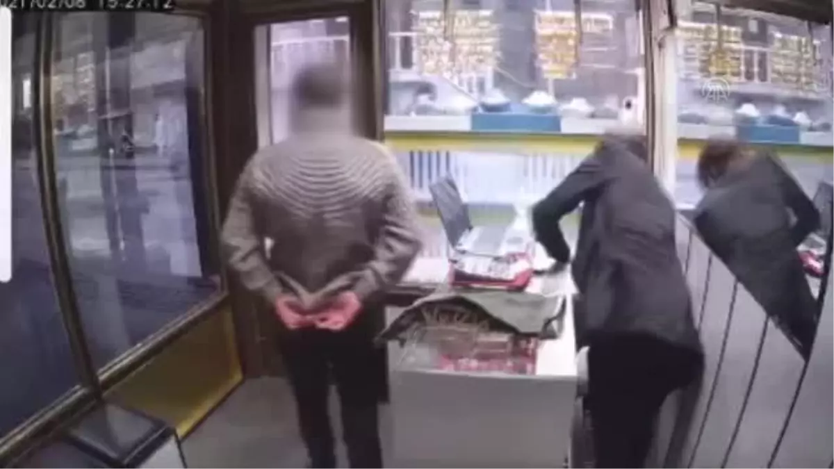 Silahlı soyguncuyu "demo" bilezikle kandırdı