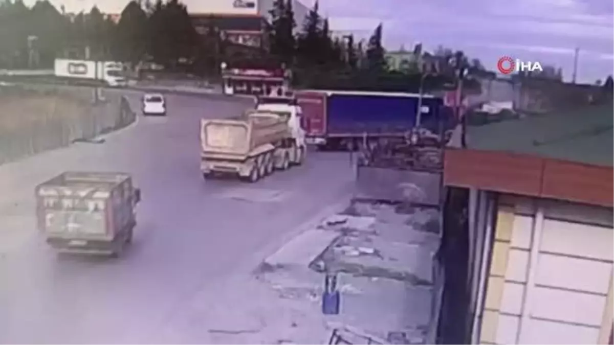 Tırla kamyonetin kafa kafaya çarpışması kamerada