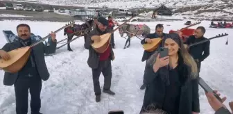 Aşıklar, buz tutan Çıldır Gölü'nde atıştı