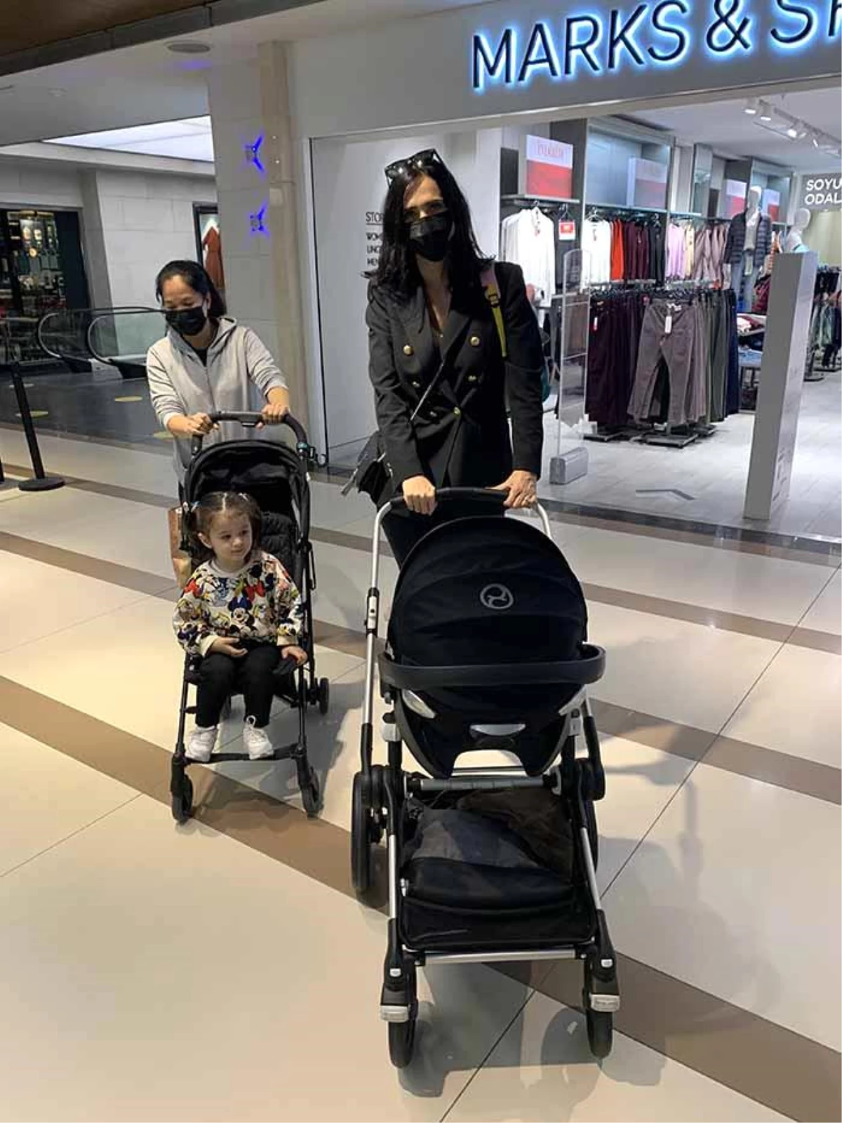 Çocuklarıyla birlikte ilk kez alışverişe çıktı