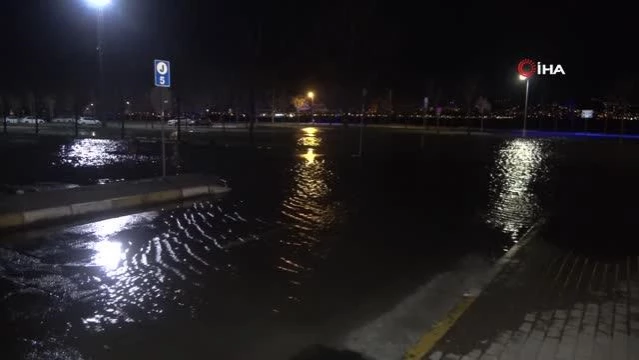 Son dakika haberi! Fırtına ağaçları devirdi, yükselen dalgalar sahili gölete çevirdi