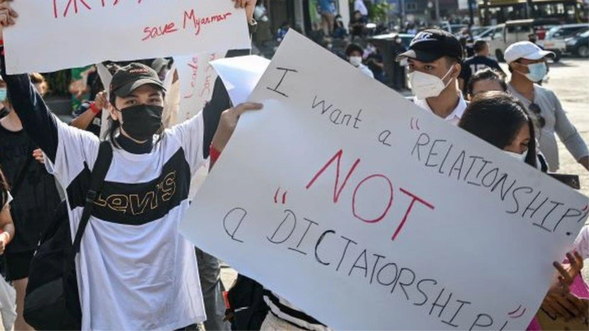 Myanmar\'da darbeyi protesto eden gençlerden esprili slogan: \'Eski sevgilim kötüydü ama ordu daha kötü\'