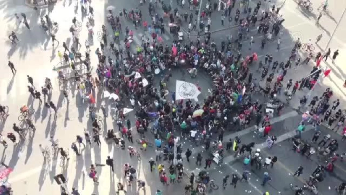 Şili\'de jonglörün polis kurşunuyla öldürülmesinin ardından göstericilerin protestosu
