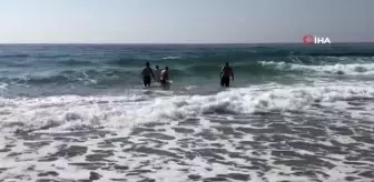 Turistlerin dalgaya rağmen deniz keyfi