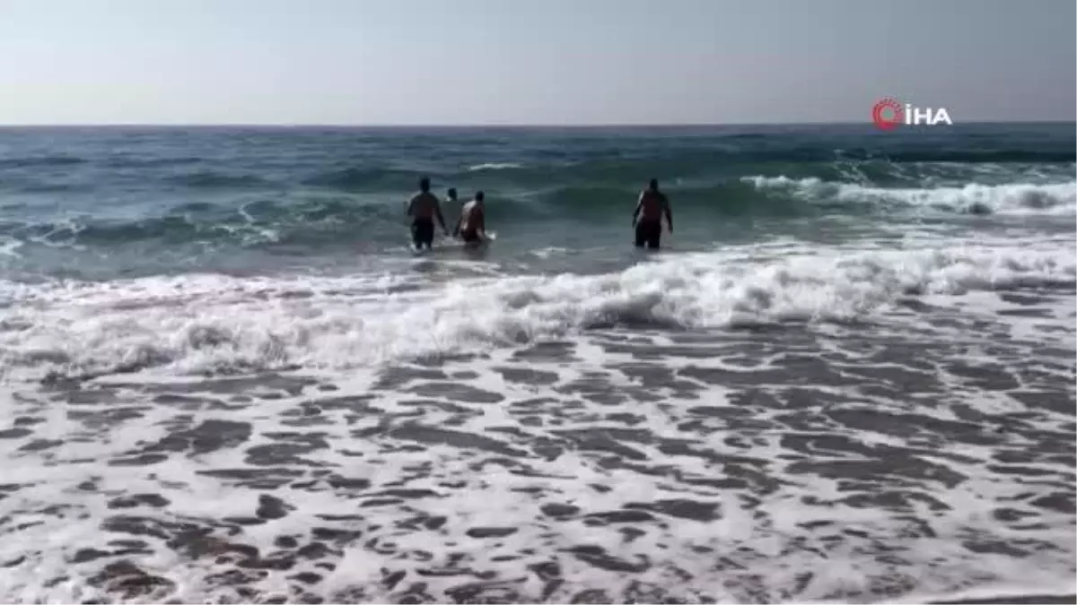 Turistlerin dalgaya rağmen deniz keyfi